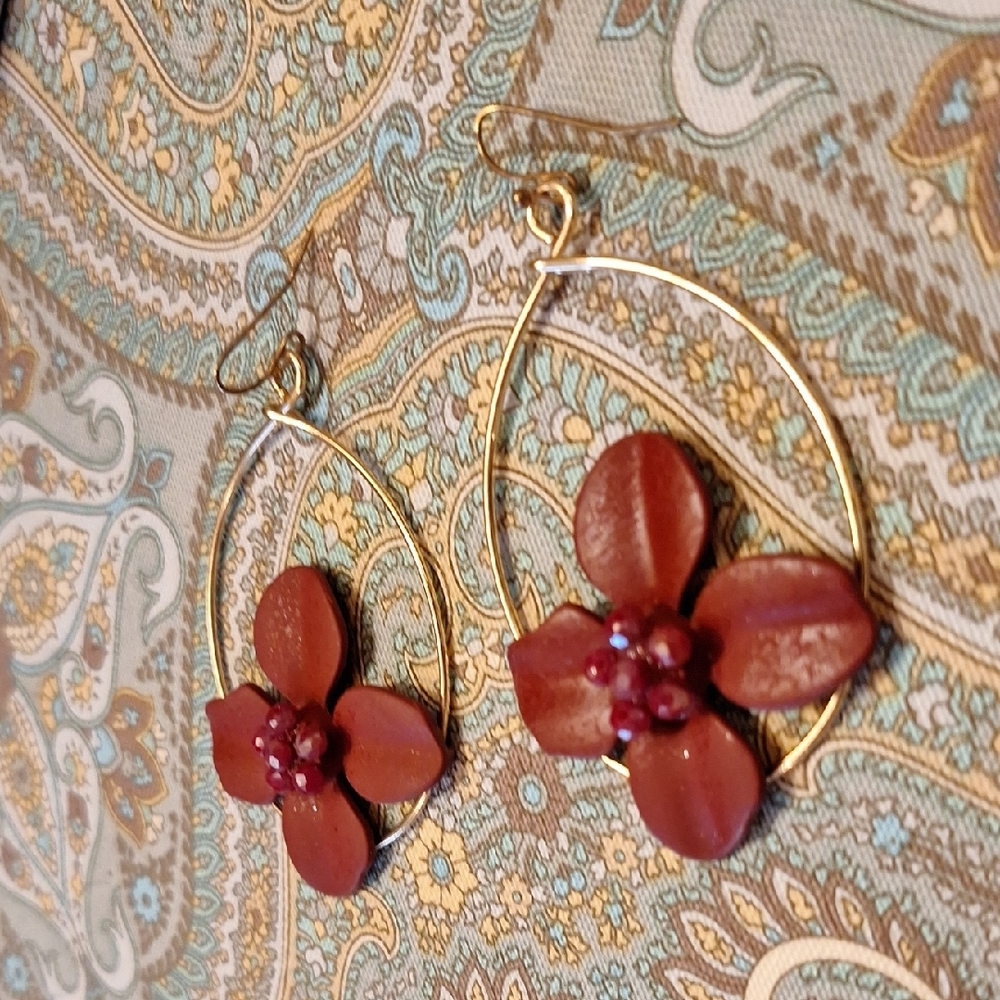 🔥🔥 HOT DEAL Elegant Floral Earrings in Gold and Red.